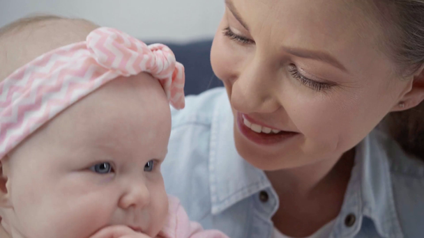幸せな母親は赤ちゃんの娘の頬にキス ストック動画映像