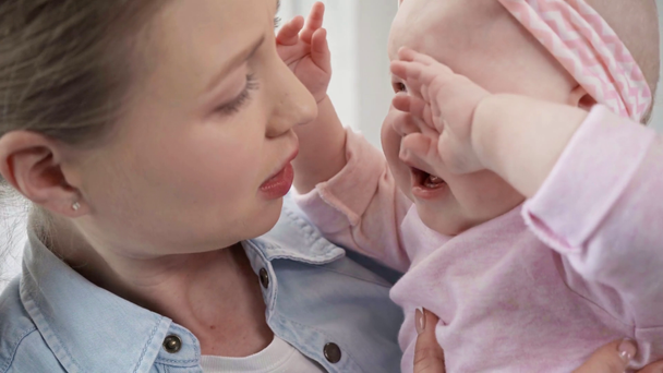 赤ちゃんを泣く腕に抱かれた魅力的な女性 ストック動画映像