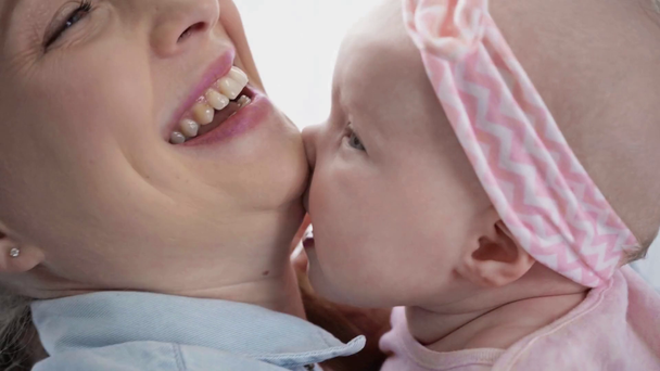 かわいい幼児は幸せな母親を噛む ストック動画映像