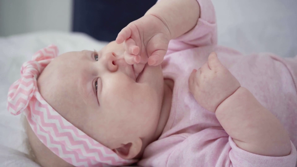 かわいい赤ちゃんの指を吸う選択的な焦点 ストック動画映像