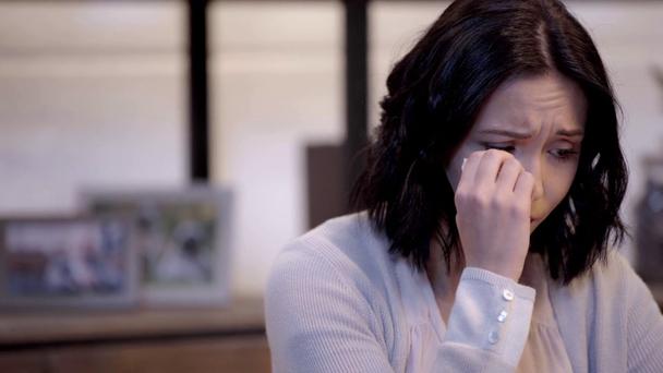 涙を拭く泣く女性の選択的な焦点 ストック動画映像