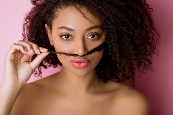 面白いアフリカ系アメリカ人の女の子の肖像画ピンクの髪から偽の口ひげを作る ロイヤリティフリー写真 画像素材