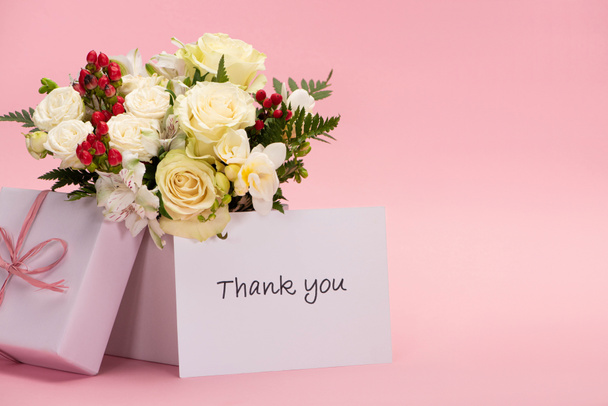 ピンクの背景にありがとうカードで女性の手の近くの花の花束のトップビュー ロイヤリティフリー写真 画像素材
