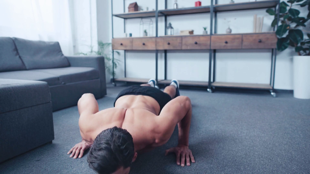 筋肉質で軽薄なスポーツマンが家の床に押し上げ ストック動画映像