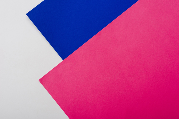 抽象的な幾何学的背景と白 ピンク 青 紫の紙 ロイヤリティフリー写真 画像素材