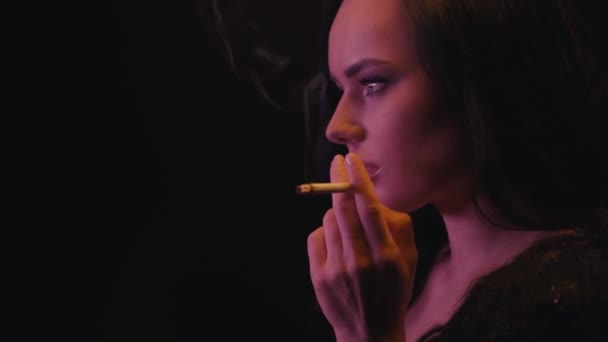 黒人に隔離されたセクシーな女性の喫煙タバコ ストック動画映像