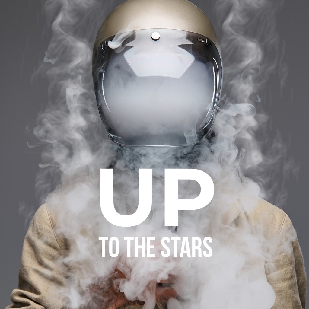 Man in spacesuit surrounded by smoke — Crear un diseño Man in spacesuit surrounded by smoke — Crear un diseño