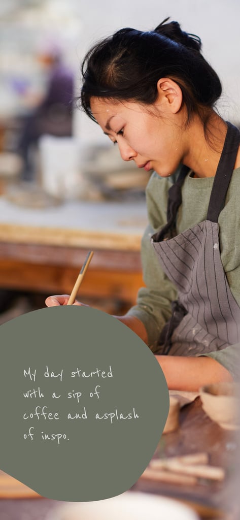 Woman Creating at Pottery — ein Design erstellen Woman Creating at Pottery — ein Design erstellen