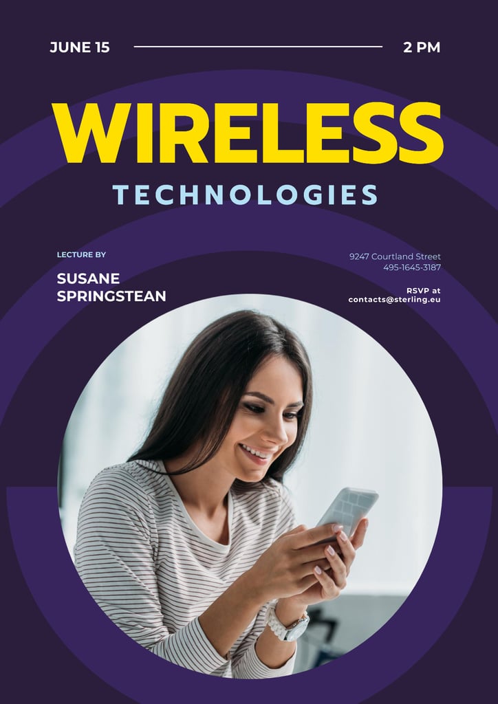 Modern Technology Review with Woman Using Smartphone — Créer un visuel Modern Technology Review with Woman Using Smartphone — Créer un visuel